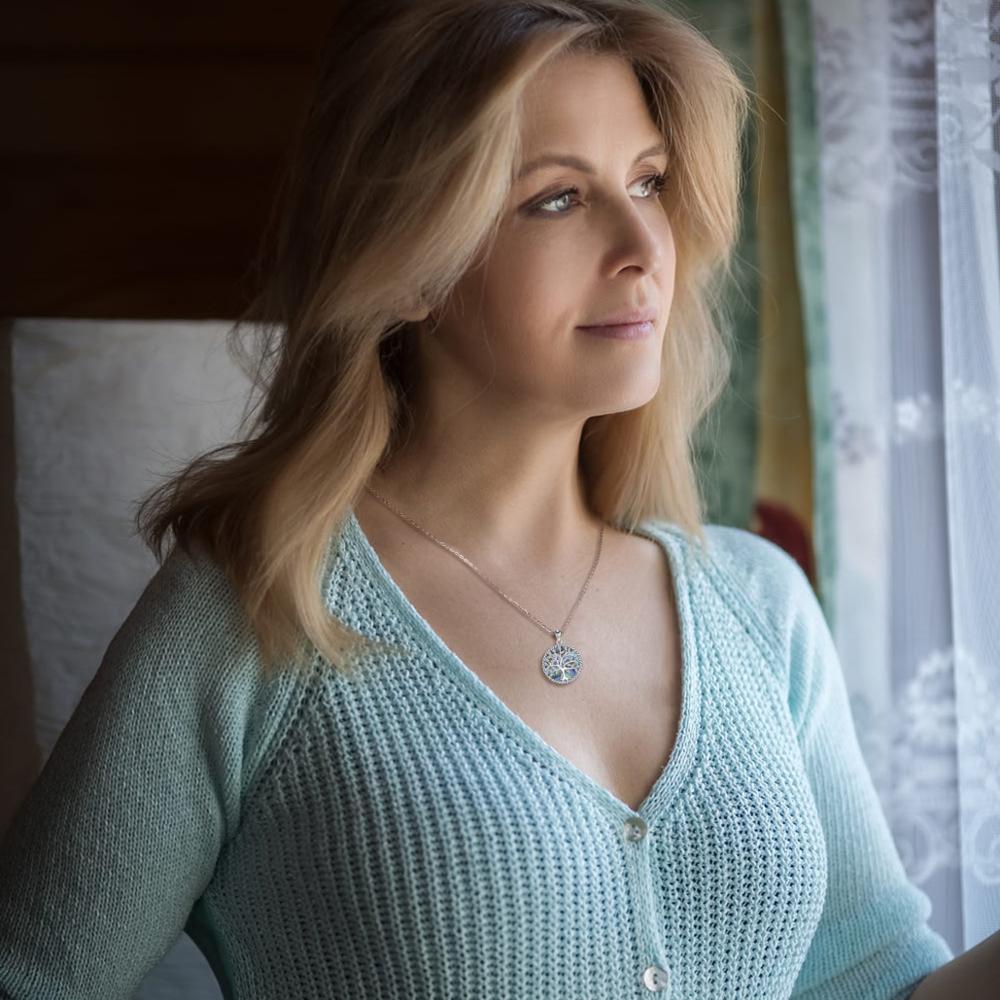 femme portant un collier arbre de vie cleor