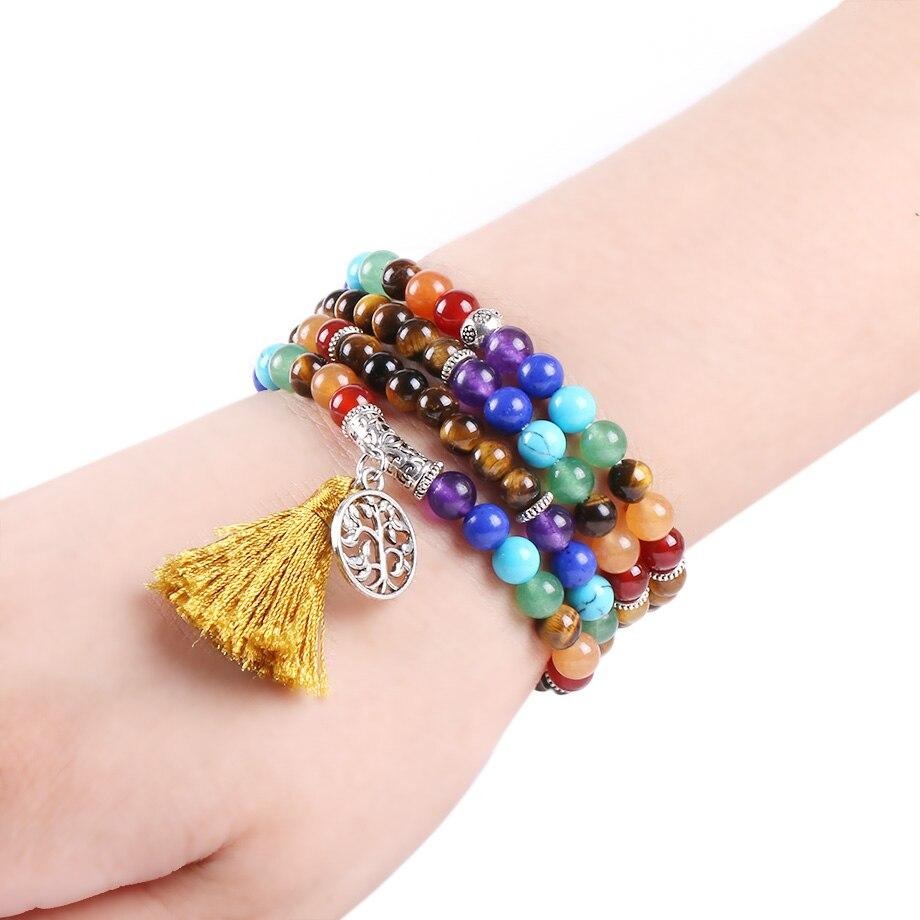 chapelet indien de 108 perles sous forme de bracelet, porté au poignet