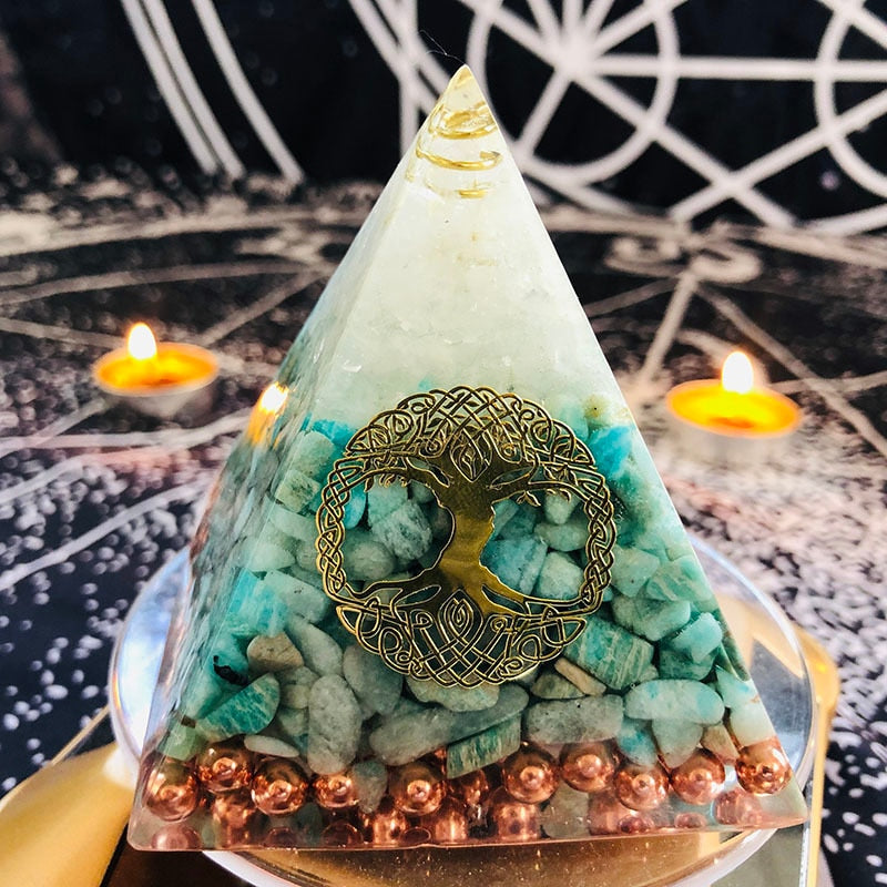 zoom sur les composants de l'orgonite (amazonite et cristal de roche)