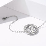 le bracelet sur fond blanc