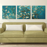 Tableau Arbre de Vie Bleu derrière un canapé