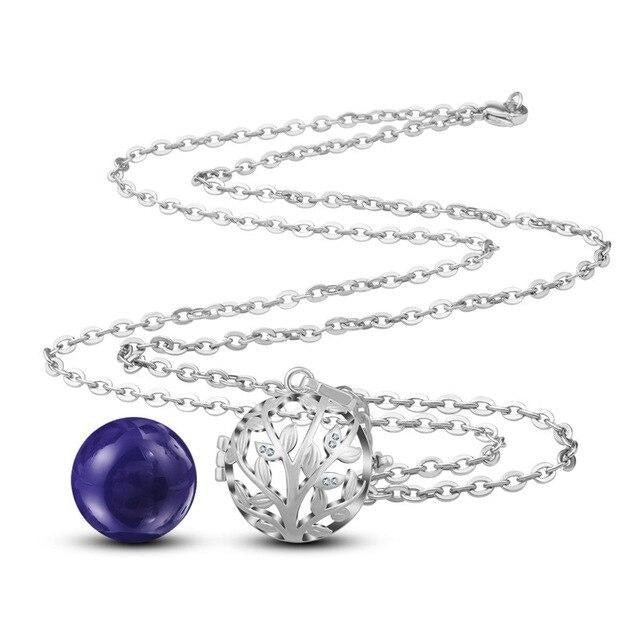 bola de grossesse argenté mains violet