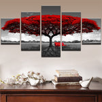 joli tableau représentant un arbre rouge sur un mur blanc
